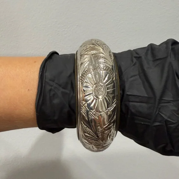 Vintage Floral Engraved Silver Bangle - Picture 6 of 9
